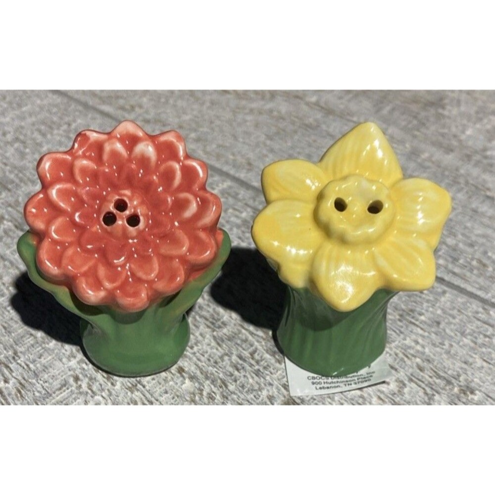 Cracker Barrel daffodil & chrysanthemum salt and pepper shaker #SP048
